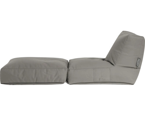 Sedací vak křeslo a podnožka Sitting Point s šedým látkovým potahem, moderní relaxační lehátko na zem. Sitting Point Logo.