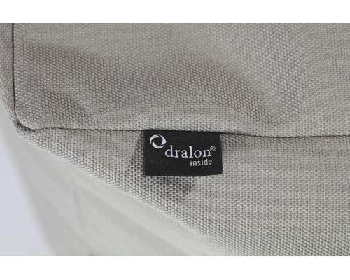 Detailní záběr na textilní tkaninu se štítkem Dralon Logo.