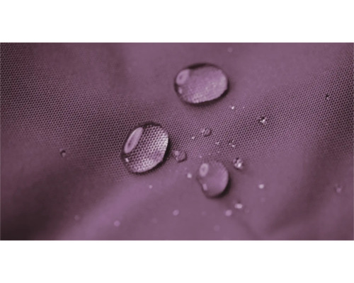 Detailní záběr kapek vody na vodoodpudivé látce.