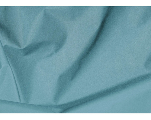 Detailní záběr na strukturovanou látku s jemnými záhyby v modrozelené barvě.