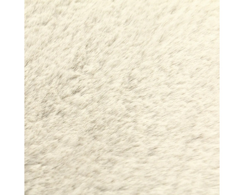 Detailní pohled na měkký povrch umělé kožešiny ze syntetických vláken.