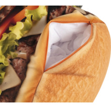 Polštář ve tvaru hamburgeru se zipem a vnitřní podšívkou.