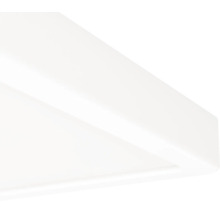 Detailní záběr na roh bílého stropního svítidla nebo LED panelu.