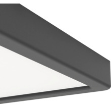 Detail rohu čtvercového stropního LED panelu s matným tmavě šedým rámem.