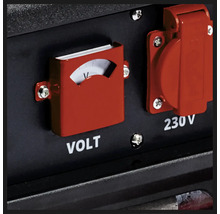 Ovládací panel elektrocentrály s voltmetrem a zásuvkou na 230 Volt.