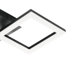 Detail moderního čtvercového LED stropního svítidla s černým rámem a bílým difuzorem.