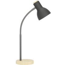 Tmavě šedá stolní lampa se zahnutým kovovým ramenem, zvonovitým stínidlem a kulatou dřevěnou základnou.