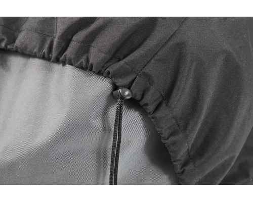 Detailní pohled na ochranný kryt se stahovací šňůrkou a brzdou z pevné tkaniny.