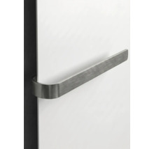 Moderní držák na ručníky z kartáčovaného kovu.