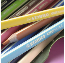 Detailní záběr na barevné tužky STABILO GREEN trio s STABILO Logo, trojhranným tělem a viditelným dřevem.