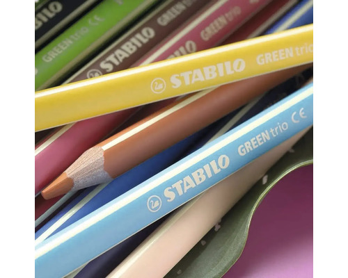 Detailní záběr na barevné tužky STABILO GREEN trio s STABILO Logo, trojhranným tělem a viditelným dřevem.