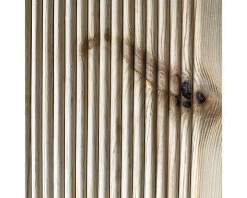 Detailní pohled na drážkovaný dřevěný povrch s viditelnými suky.