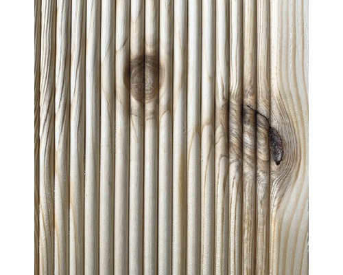 Detailní pohled na drážkovaný dřevěný povrch s viditelnou kresbou a suky.