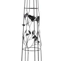 Kovový zahradní obelisk s dekorativními motivy ptáků, listů a větví.