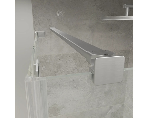 Detailní pohled na moderní kovovou stabilizační tyč pro skleněnou sprchovou zástěnu v jasné koupelně s obklady.