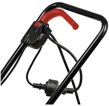 Rukojeť sekačky na trávu se spínací pákou a bezpečnostním tlačítkem pro ovládání elektromotoru.