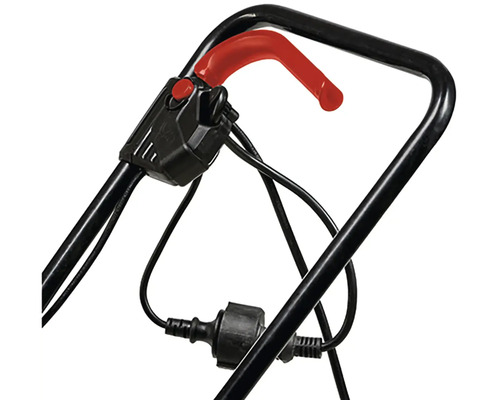 Rukojeť sekačky na trávu se spínací pákou a bezpečnostním tlačítkem pro ovládání elektromotoru.
