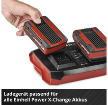Dvojitá nabíječka Einhell Power X-Change s jedním akumulátorem, zatímco druhý akumulátor je vkládán ručně.