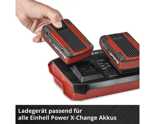 Dvojitá nabíječka Einhell Power X-Change s jedním akumulátorem, zatímco druhý akumulátor je vkládán ručně.