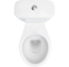 Pohled shora na bílé stojící keramické WC s nádržkou a chromovaným splachovacím tlačítkem.
