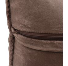 Detailní záběr na zip na hebkém polštáři z umělé kožešiny
