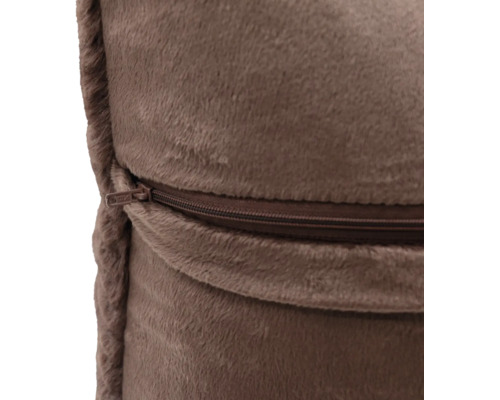 Detailní záběr na zip na hebkém polštáři z umělé kožešiny