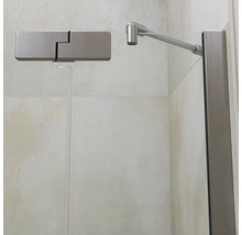Detailní pohled na pant sprchové stěny se stabilizační tyčí na skleněné sprchové stěně.