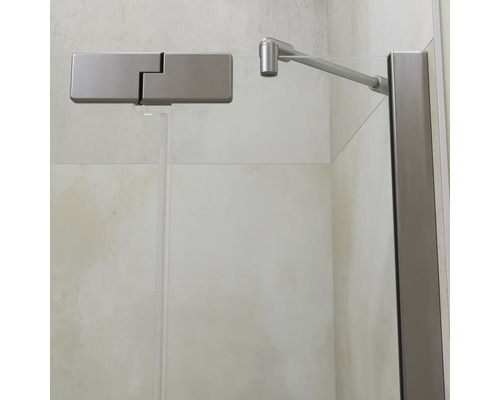 Detailní pohled na pant sprchové stěny se stabilizační tyčí na skleněné sprchové stěně.