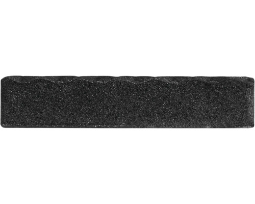 Obdélníkový dlažební kámen s vlnitým horním okrajem jako palisáda nebo obrubník pro zahradní design.