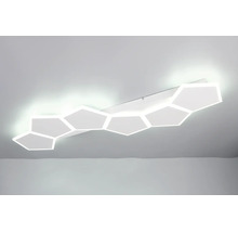 Moderní LED stropní svítidlo s geometrickými prvky ve tvaru včelí plástve namontované na stropě