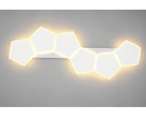 Moderní LED nástěnné svítidlo s geometrickými pětiúhelníkovými světelnými prvky v modulárním uspořádání pro rovnoměrné osvětlení