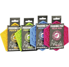 Čtyři olizovací podložky Kiwi Walker Feeding Pad v různých tvarech a barvách v originálním balení pro psy a kočky.