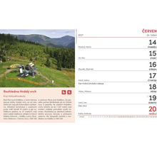 List nástěnného kalendáře na červen s fotografií rozhledny Hnědý vrch v Krkonoších a informacemi o tomto výletním místě.