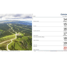 Nástěnný kalendář s leteckým snímkem stezky na svahu Sněžky na česko-polské hranici pro 24. týden v červnu 2027.