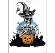 Halloweenské tetování s motivem lebky a dýně na pozadí hřbitova