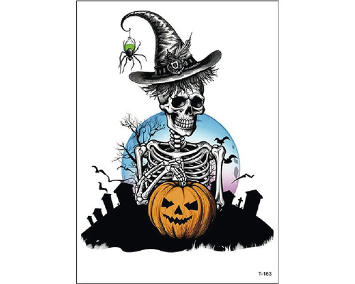 Halloweenské tetování s motivem lebky a dýně na pozadí hřbitova