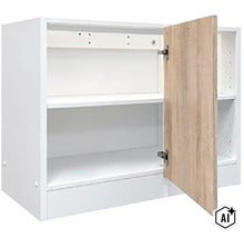 Bílá spodní skříňka s polovičními otevřenými dvířky v dekoru dřeva a jednou policí vhodná do kuchyně nebo koupelny. (Image AI modified or generated)