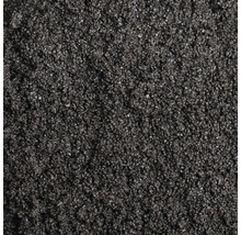 Detailní záběr jemnozrnného tmavého posypového materiálu nebo granulátu jako textury.