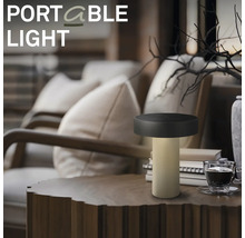 Moderní přenosná LED stolní lampa na odkládacím stolku v útulném obývacím pokoji