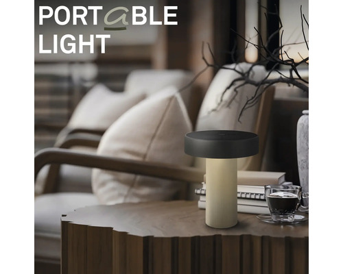 Moderní přenosná LED stolní lampa na odkládacím stolku v útulném obývacím pokoji