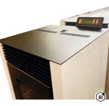 Peletová kamna s ovládacím panelem a ventilačními otvory (Image AI modified or generated)