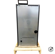 Zadní strana peletových kamen na dřevěné paletě s rukojetí a ventilačními otvory. (Image AI modified or generated)