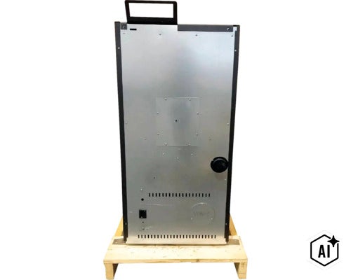 Zadní strana peletových kamen na dřevěné paletě s rukojetí a ventilačními otvory. (Image AI modified or generated)