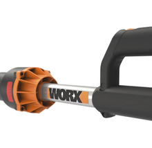 Detailní záběr na elektrické nářadí Worx s logem na rukojeti