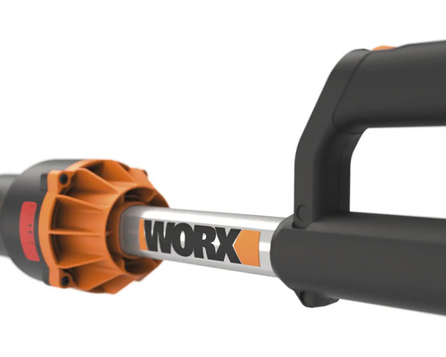 Detailní záběr na elektrické nářadí Worx s logem na rukojeti