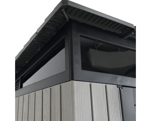 Detailní pohled na zahradní domek s oknem a střechou