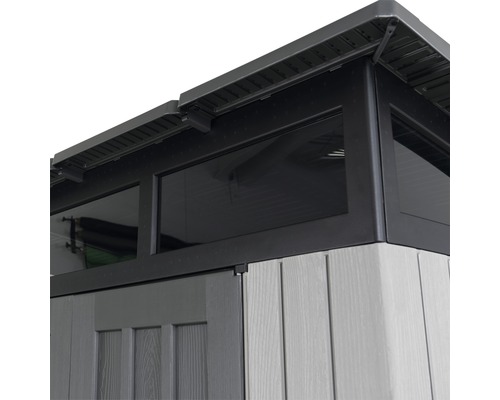 Detailní pohled na zahradní domek se střechou a okny