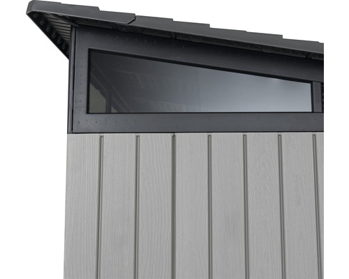 Detailní pohled na zahradní domek s oknem a dřevěným obkladem