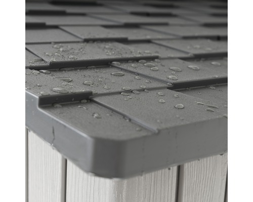 Detail střešních šindelů úložného boxu s kapkami vody