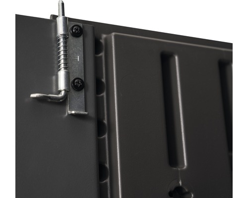 Detailní záběr zámku s pružinovým západkou na zahradní skříni